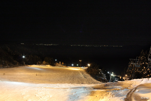 石川県 大倉岳高原スキー場　日本海コース頂上「ホットハウス」付近　ナイター　夜景を望む